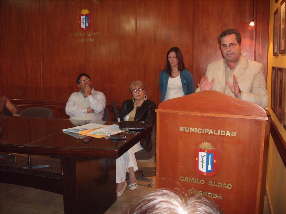 Camilo Aldao: La Municipalidad entregó Becas y Subsidios