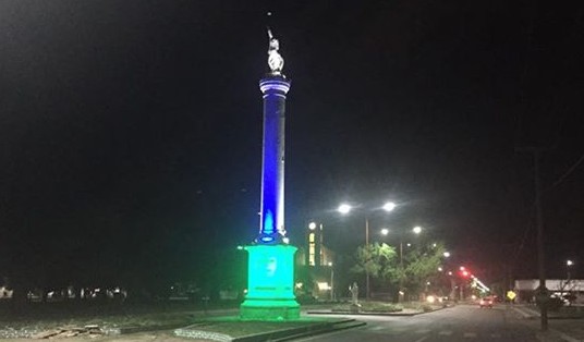 La Pirámide de Camilo Aldao comenzó a brillar estrenando una imponente iluminación.